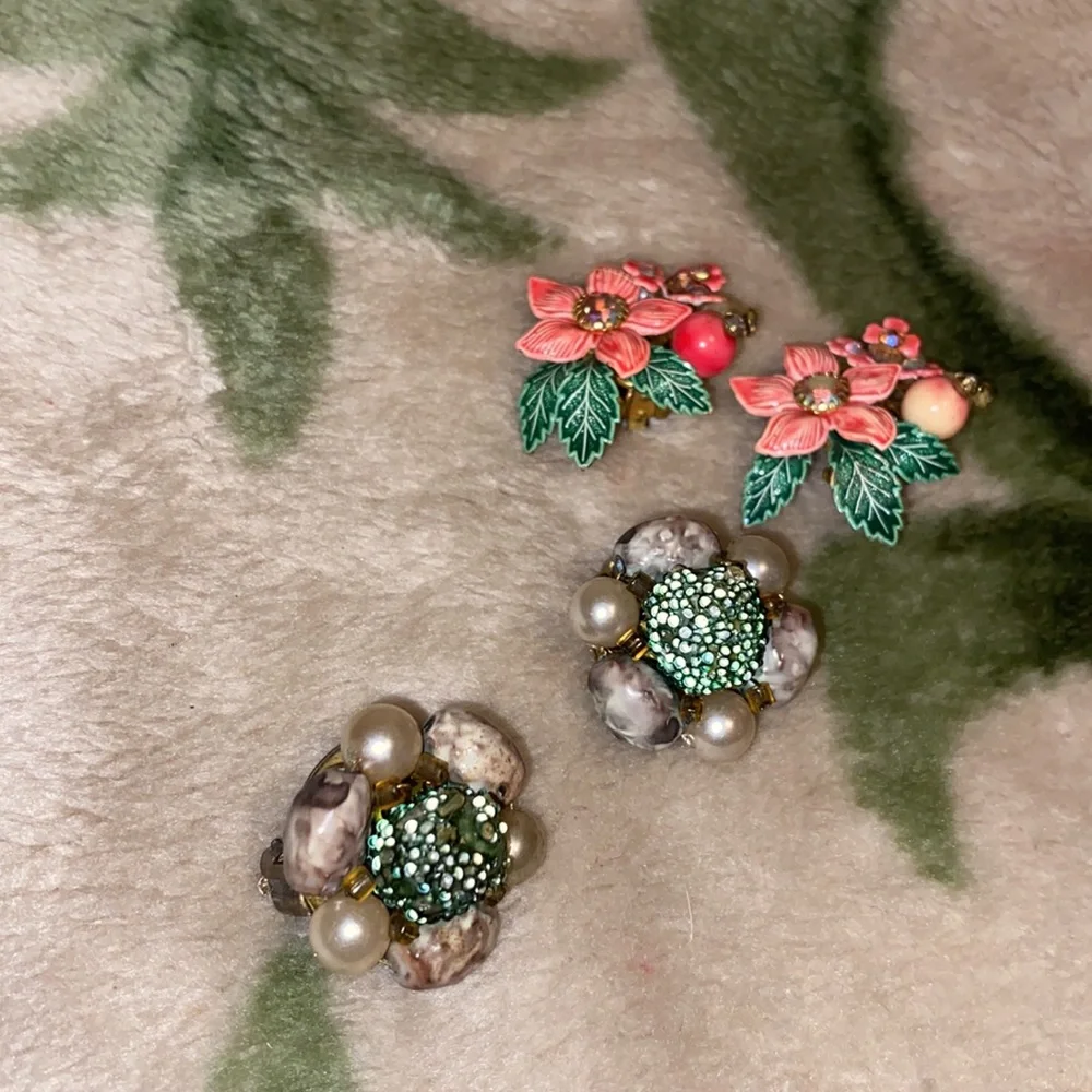 Two pair vintage clip earrings (CO) - Picture 12 of 12